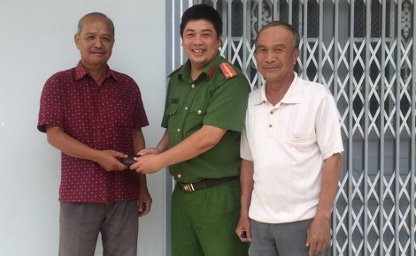 Đề nghị khen thưởng chiến sĩ công an nhặt của rơi
trả người dân