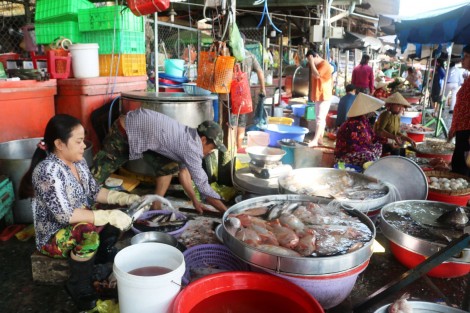 Nguồn cung đảm bảo, thực phẩm tươi sống giảm giá sau Tết