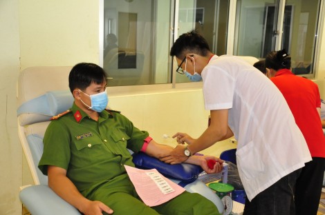Công an TP Cần Thơ hiến máu khẩn cấp bổ sung nguồn máu dự trữ