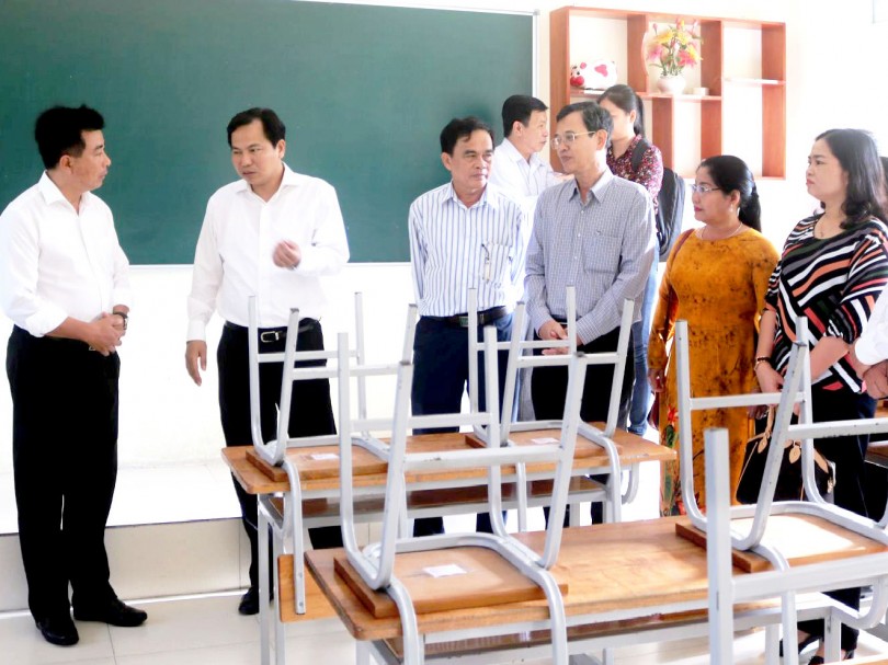 Chủ tịch UBND TP Cần Thơ kiểm tra phòng, chống dịch COVID -19

tại trường học
