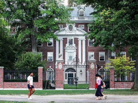 Đến lượt Harvard và Yale bị “sờ gáy”