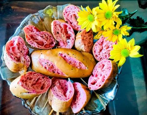 Độc đáo bánh mì thanh long của thợ làm bánh Cần Thơ