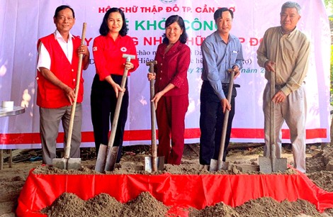 Thăm, tặng quà gia đình có hoàn cảnh khó khăn