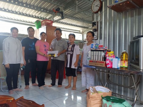 Trao tiền từ thiện