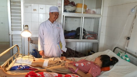 Báo động đỏ liên viện, cứu bé gái khỏi nguy cơ đoạn chi