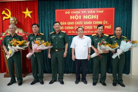 Bàn giao chức danh Chính ủy, Phó Chính ủy Bộ Chỉ huy Quân sự TP Cần Thơ