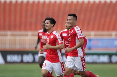 Công Phượng “nổ súng”, thầy Park lại lo hàng thủ