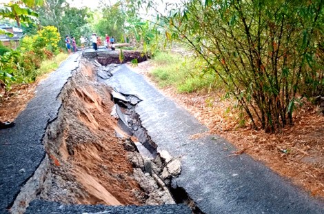 Liên tiếp sụt lún, đường về Di tích Quốc gia Hòn Đá Bạc tê liệt