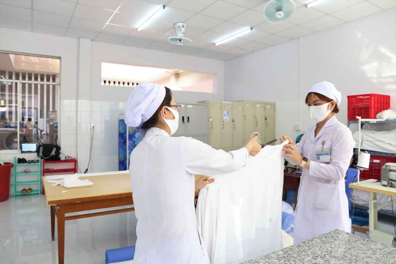 Bác sĩ Cần Thơ sản xuất hàng ngàn khẩu trang vô khuẩn