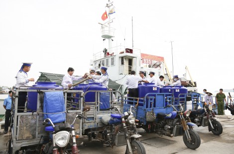 Con tàu nghĩa tình với nhân dân Đồng Khởi