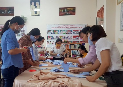 May tặng khẩu trang cho học sinh, hội viên phụ nữ và người dân
