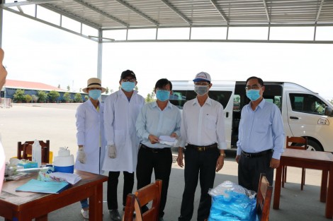 Thăm hỏi, hỗ trợ lực lượng túc trực tại các điểm giám sát y tế