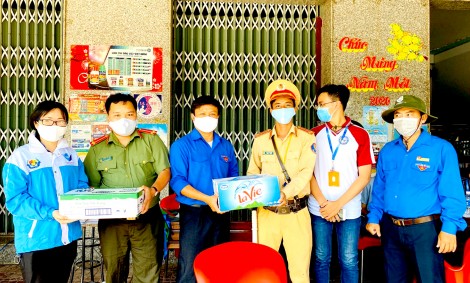 Thăm và tặng quà cán bộ, tình nguyện viên

thực hiện nhiệm vụ phòng, chống dịch COVID-19