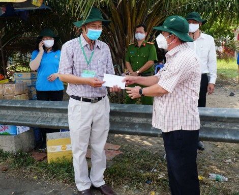 Lãnh đạo thành phố thăm hỏi lực lượng làm nhiệm vụ tại các trạm dừng phương tiện kiểm soát y tế