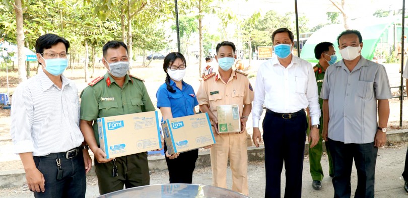 Lãnh đạo thành phố thăm và tặng quà

lực lượng làm công tác kiểm tra y tế