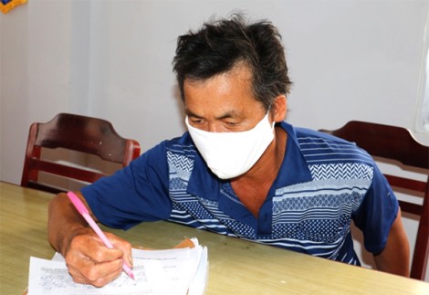 Khởi tố, bắt giam đối tượng đánh công an vì bị nhắc đeo khẩu trang