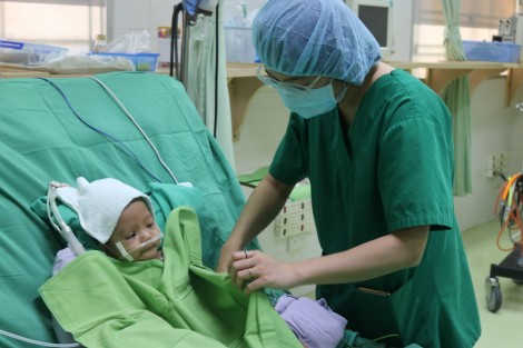 Phẫu thuật miễn phí cứu sống bệnh nhi 1 tuổi mắc bệnh tim nặng