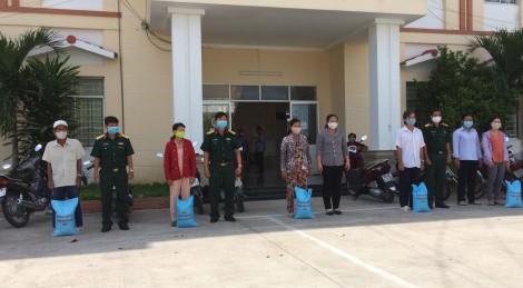 Bộ Chỉ huy Quân sự thành phố tặng 4 tấn gạo 
cho người nghèo