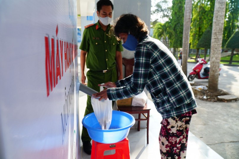 Thêm ATM gạo giúp người khó khăn do dịch COVID-19 tại Ô Môn