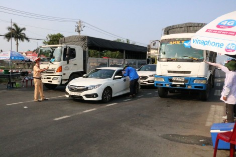 Những chiến binh thầm lặng nơi tuyến đầu chống dịch COVID-19 Bài 2: Căng sức “mặt trận” bên ngoài