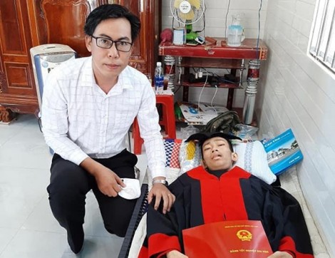 Rơi nước mắt cảnh sinh viên nhận bằng tốt nghiệp đại học trước lúc qua đời