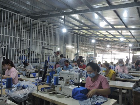 Vợ chồng trẻ khởi nghiệp 
với nghề may gia công
