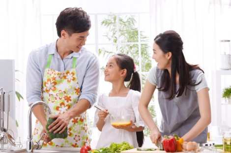 Dạy con nấu ăn - tốt cho sức khỏe và khả năng học tập