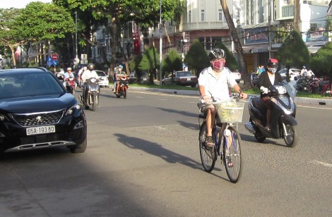 Lưu thông bằng xe đạp cũng phải tuân thủ

quy định an toàn giao thông