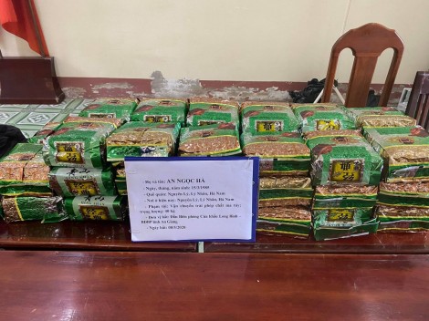 Bắt giữ 2 đối tượng vận chuyển 40kg ma túy đá từ Campuchia về Việt Nam