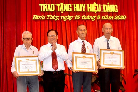 Tặng Huy hiệu Đảng cho đảng viên
