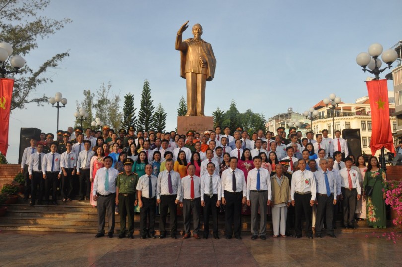 Làm theo Bác, sáng đời ta 
Bài cuối: Đưa việc học tập và làm theo Bác Hồ đi vào chiều sâu, thực chất hơn nữ