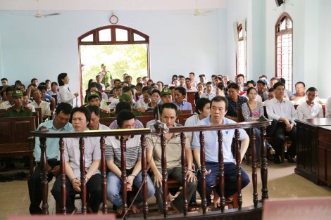 Đề nghị truy tố 7 bị can đưa hối lộ