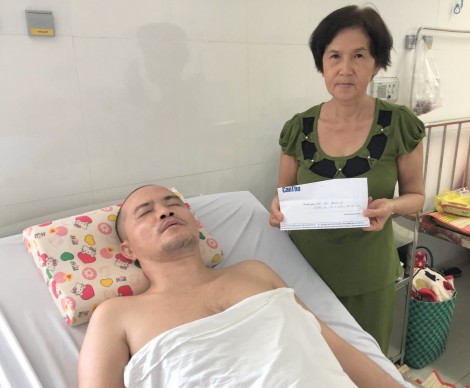 Trao tiền giúp anh Tín chữa bệnh