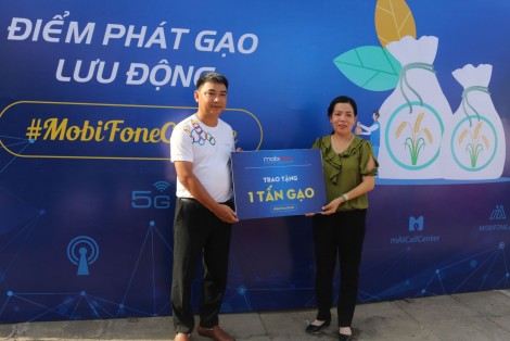 MobiFone trao tặng 3 tấn gạo cho người dân bị ảnh hưởng bởi dịch COVID-19 tại Cần Thơ