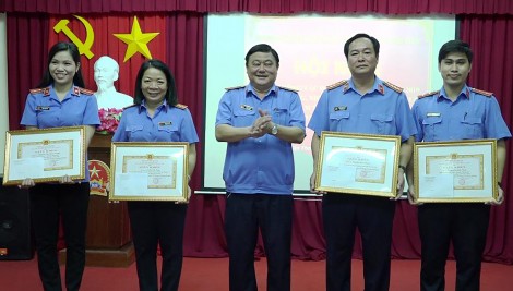 Ra sức thi đua hoàn thành

xuất sắc nhiệm vụ