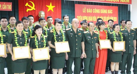 Bộ Chỉ huy Quân sự thành phố báo công dâng Bác