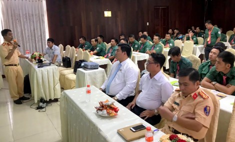 Tuyên truyền Luật Giao thông đường bộ

và văn hóa ứng xử giao thông cho lái xe