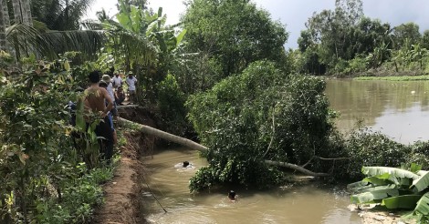 Sạt lở làm 2 người điều khiển phương tiện giao thông

bị sụp xuống kênh