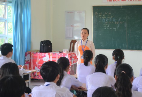Tặng bằng khen cho cô giáo dùng cải lương dạy Truyện Kiều