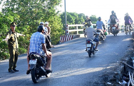 Công an viên góp sức phân luồng, hướng dẫn giao thông