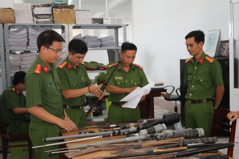 Vận động người dân giao nộp vũ khí, vật liệu nổ, công cụ hỗ trợ