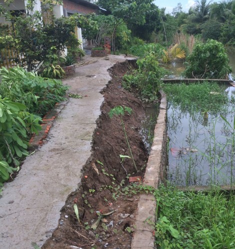Đề nghị sớm gia cố mặt đường bị sạt lở