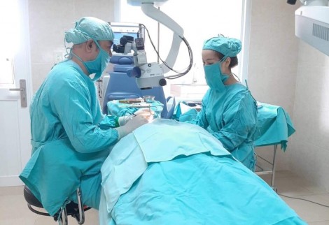 Gãy lưỡi cưa máy cắt gạch, mảnh sắt nhọn ghim vào mắt anh phụ hồ