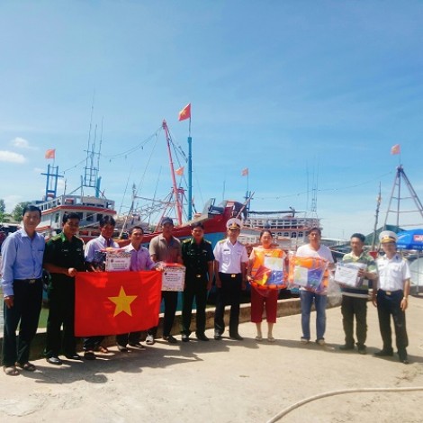 Phối hợp thực hiện Chương trình “Hải quân Việt Nam làm điểm tựa cho ngư dân vươn khơi bám biển” cho ngư dân tỉnh Trà Vinh