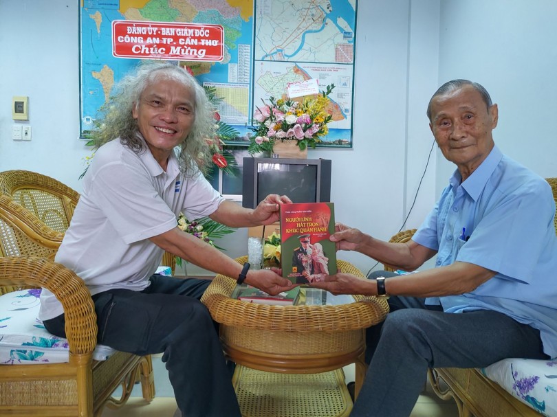 Trò chuyện với vị tướng

``hát trọn khúc quân hành''