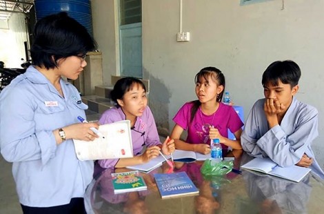 Lớp dạy phụ đạo miễn phí cho học sinh nghèo