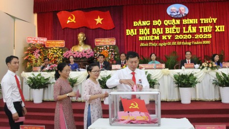 Chuyển dịch cơ cấu kinh tế
theo hướng công nghiệp, thương mại, dịch vụ, du lịch, nông nghiệp đô thị
