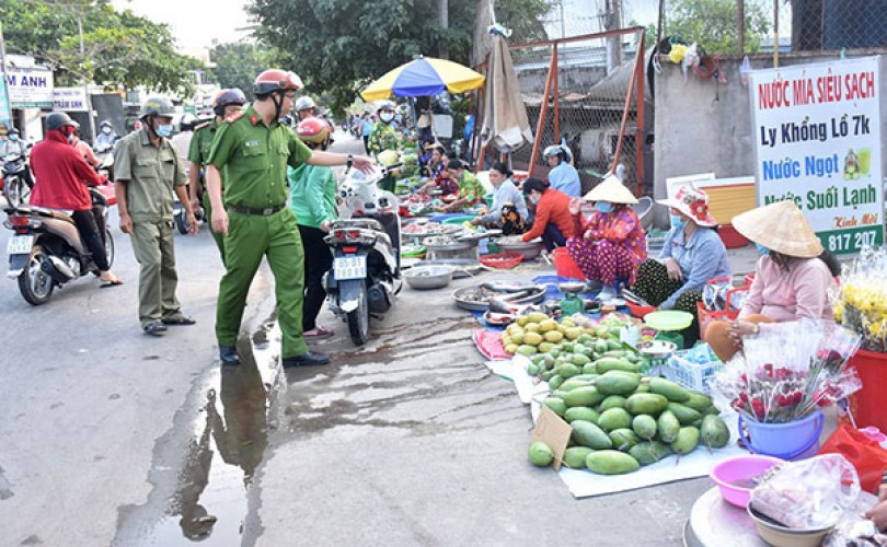 Xử lý nghiêm tình trạng họp chợ lấn chiếm lòng đường