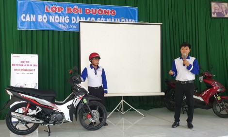Nông dân tham gia đảm bảo trật tự 

an toàn giao thông