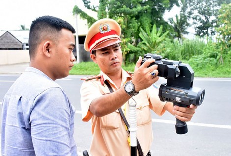 Phạt trên 100 trường hợp vi phạm quy định về độ tuổi điều khiển phương tiện